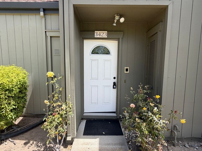 Building Photo - 3423 Catalina Ave