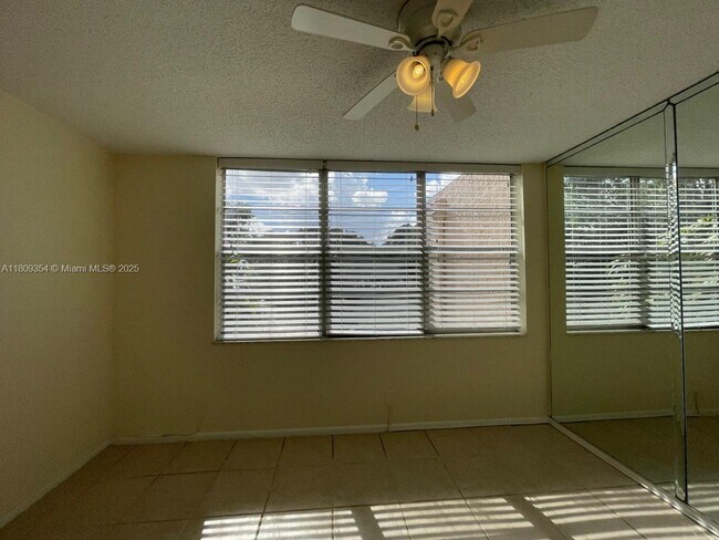 Building Photo - 9431 Live Oak Pl