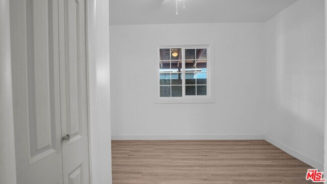 Building Photo - 472 N Ezra St