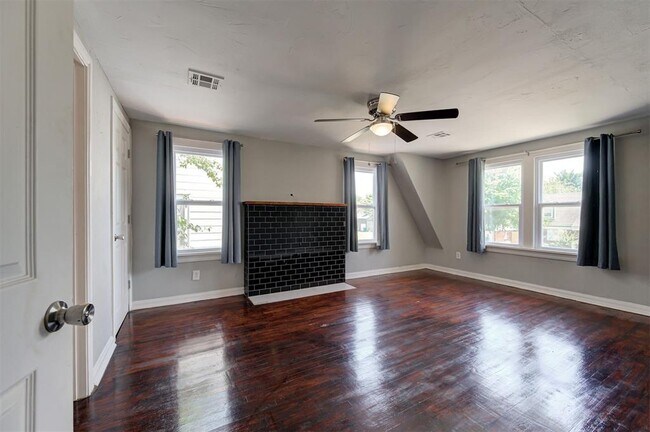 Building Photo - 2433 NW 18th St