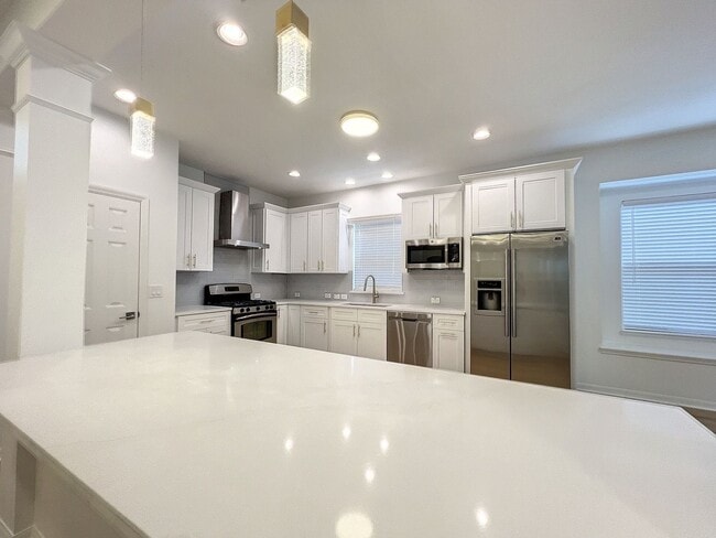 Building Photo - Beautifully Renovated Home in Tampa Palms ...