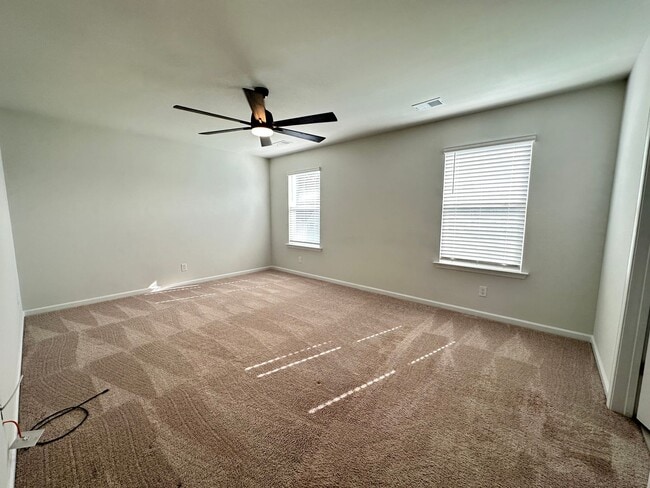 Building Photo - 4 Br/2.5 Bth in The Watergrass Community