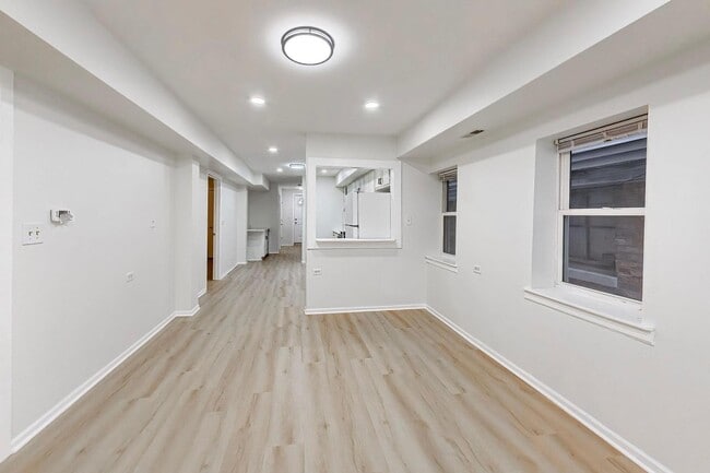 Building Photo - 3115 N Oakley Ave