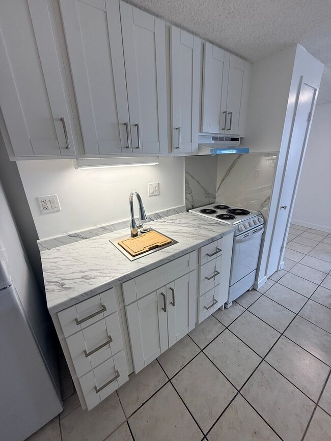 Building Photo - Studio w/ Parking For Rent – Convenient Urban Living in the Heart of Honolulu