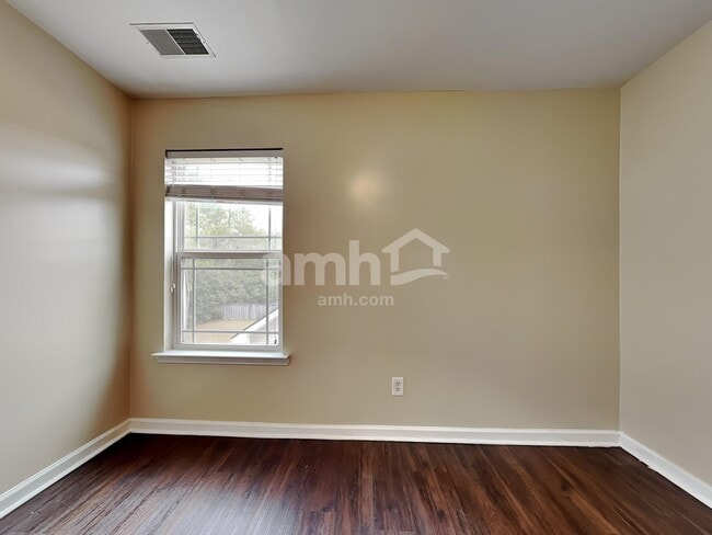 Building Photo - 137 Lake House Rd