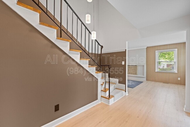 Building Photo - 5105 Pine Dr