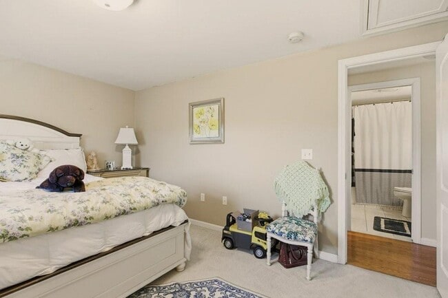 Building Photo - 5 Leland Point Dr