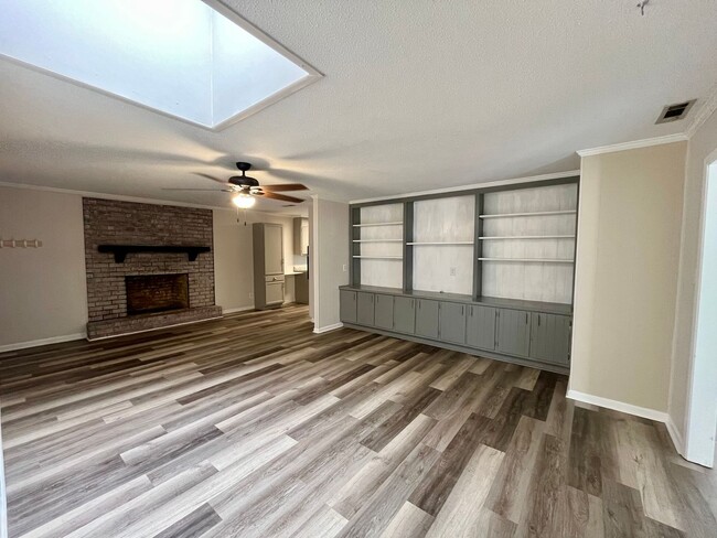 Building Photo - 111 Fairway Dr