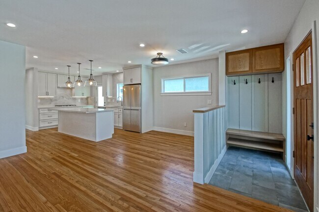 Building Photo - Completely Remodeled, Bright & Airy 3BR2BA...
