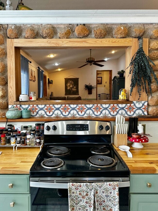 Building Photo - Rustic Charm