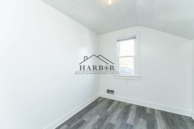 Building Photo - 315 5th Ave NW