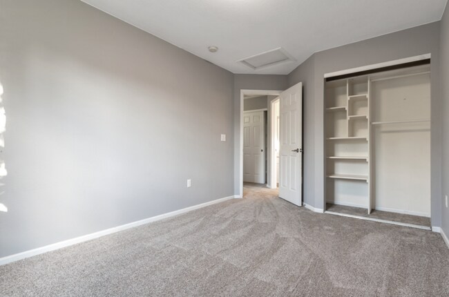 Building Photo - Charming 6 beds 3 baths in Denver!