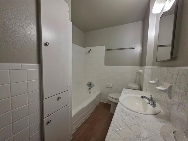 Building Photo - 701 E 45th St