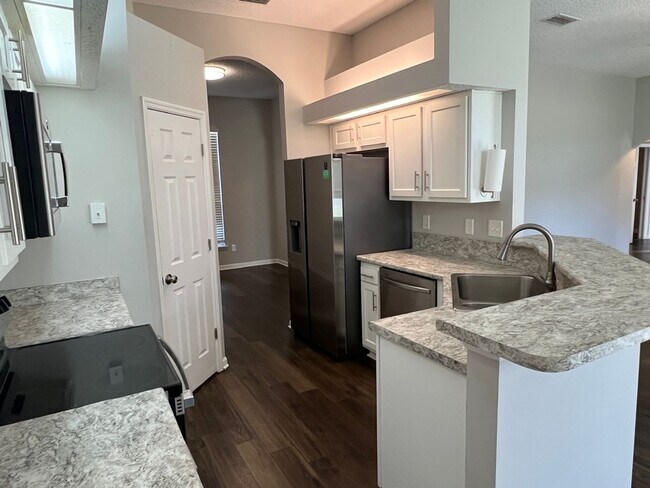 Building Photo - 4BR/2BA Home Walking Distance to Mary Lee ...