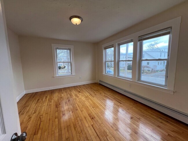 Building Photo - 172 Chester St