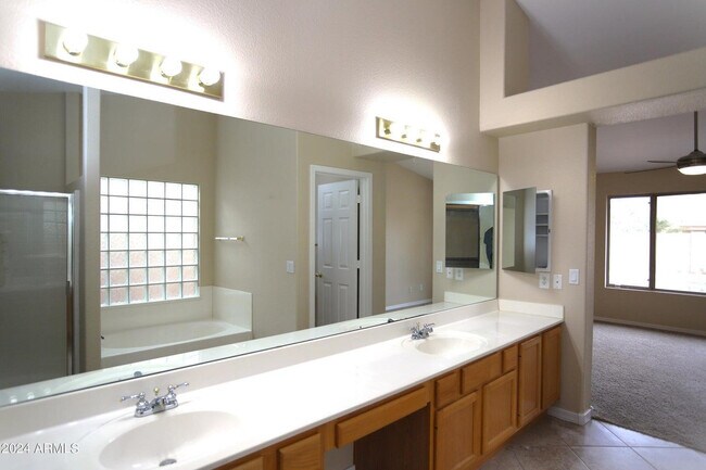 Building Photo - 1130 W Raven Dr