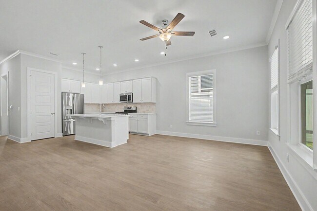 Building Photo - 4065 Four Oaks Blvd
