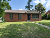 Building Photo - 817 Della Dr