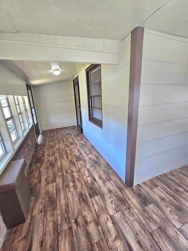 Building Photo - 5 bed and 3 bath (4 bed/2bath house) & (1 bed/1 bath home)