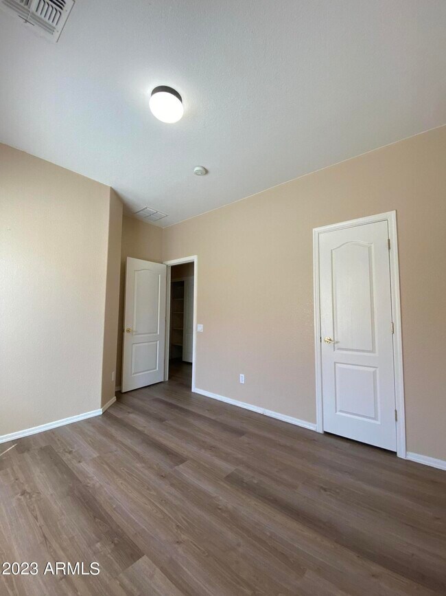 Building Photo - 517 S 115th Dr