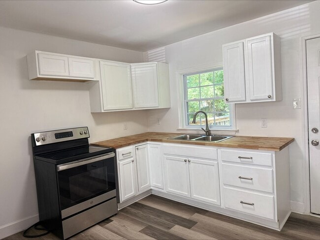 Building Photo - Coming soon!! 3 Bedroom 1 Bath