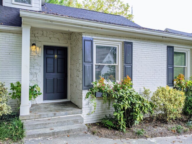 Building Photo - Charming 1 Bedroom Duplex in Buckhead!