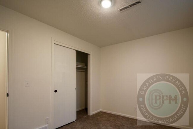 Building Photo - Spacious 4-bedroom, 3-bath home in Omaha