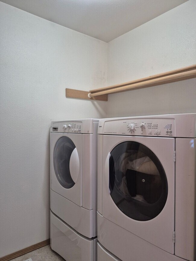 Building Photo - Cozy Yet Spacious Home For Rent!!