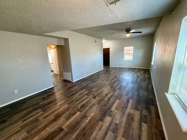 Building Photo - remodeled 3 bed 1 bath house