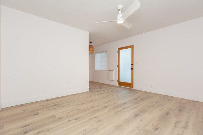 Building Photo - Stylishly Remodeled 1 Bed/1Bath in Crown P...