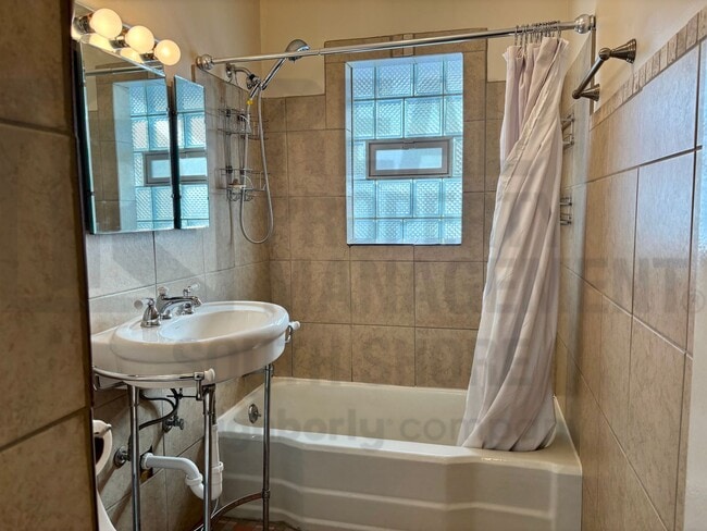 Building Photo - Charming 3bed/2bath Available NOW