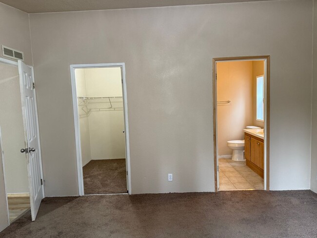 Building Photo - Open floor plan-Lots of upgrades