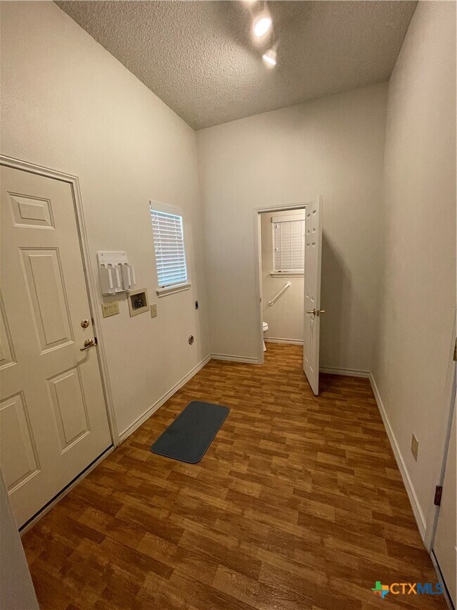 Building Photo - 1375 Canyon Trce