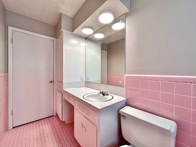 Building Photo - 3 Bed, 2 Bath Home – Fully Equipped & Move-In Ready!