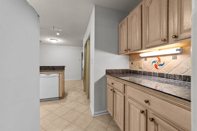 Building Photo - Spacious 3 Bedroom, 2 Bath with huge livin...