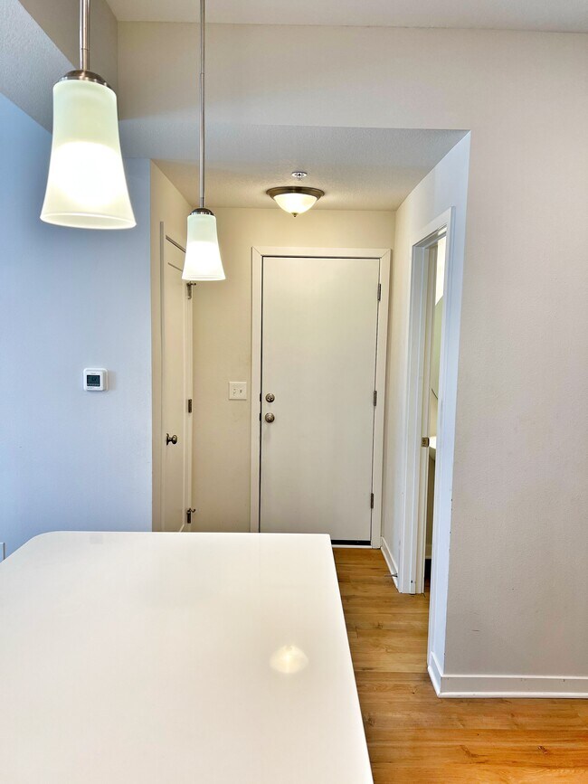 Building Photo - 327 NE Otter Dr