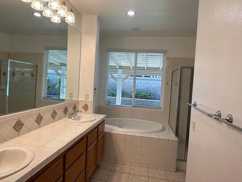 Building Photo - 40750 Hilton Head Ct