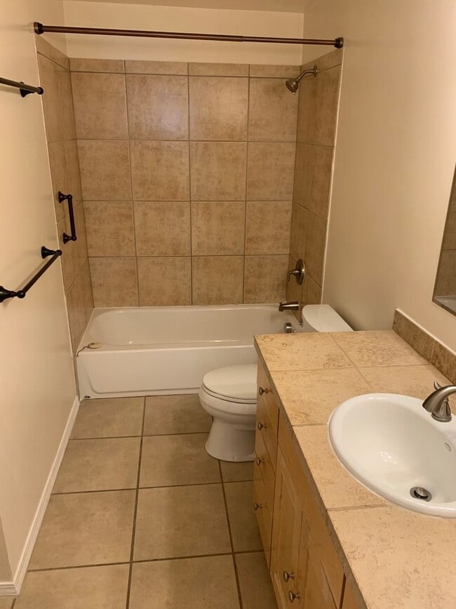 Building Photo - Beautiful and spacious 3 bed + office area...