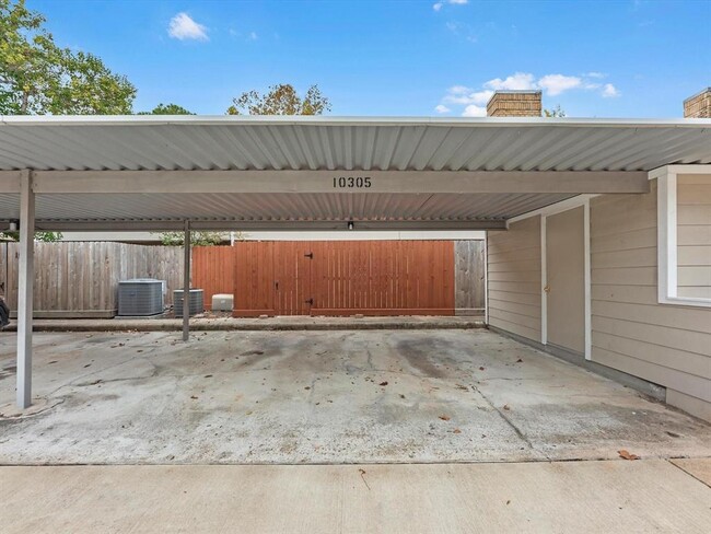 Building Photo - 10305 Briar Forest Dr