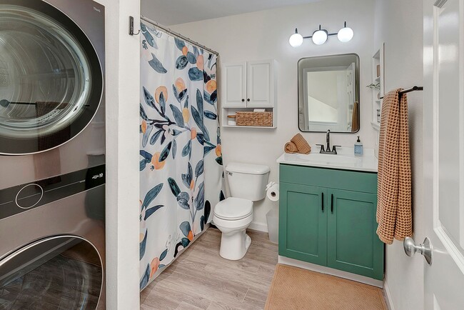 Building Photo - 3 Bed/ 2.75 Bath Townhome in Lynwood