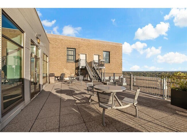 Building Photo - 2929 Chicago Ave