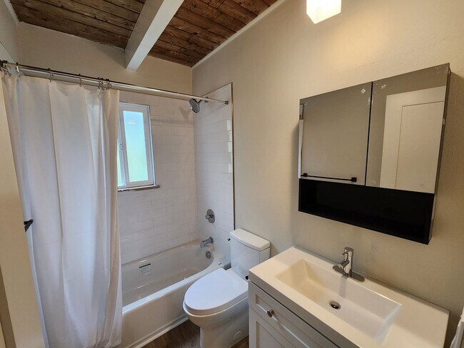Building Photo - Beautifully Remodeled 2 bed 1 bath unit in...