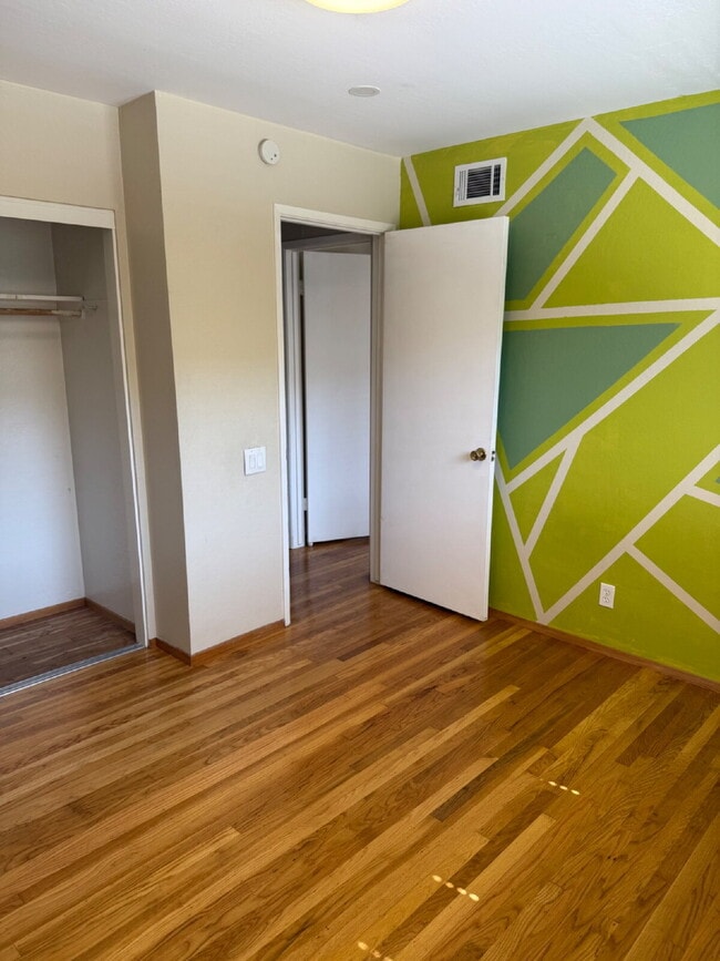 Building Photo - Charming 4 bedrooms and 2 full bathrooms L...