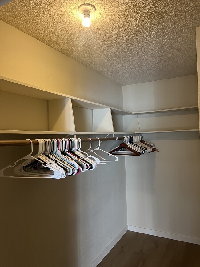 Building Photo - 6560 Oakcreek Way