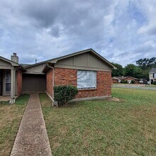 Building Photo - Great Duplex Unit In The Heart of Memphis