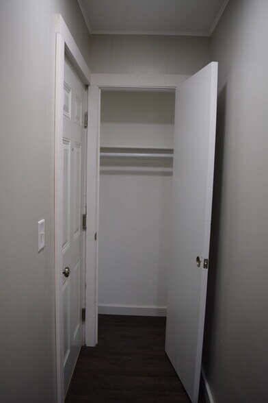 Building Photo - 113 N Cedar Ave