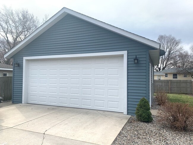 Building Photo - Completely remodeled 4 bedroom home! Hudsonville Schools