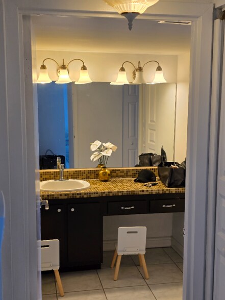 Building Photo - 100 Bayview Dr