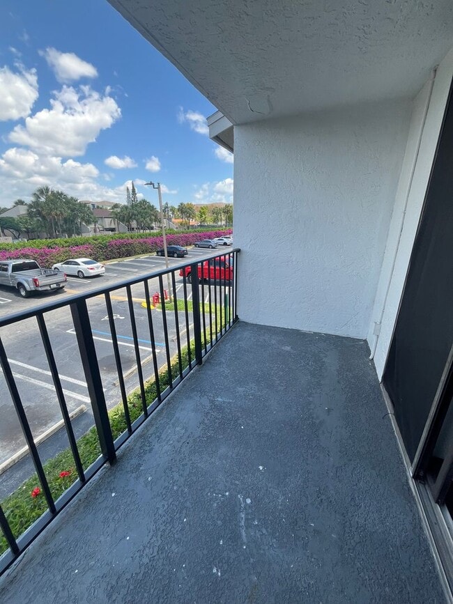 Building Photo - ONE BEDROOM ONE BATHROOM!! Waterfront Comm...