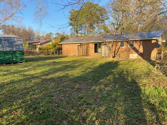 Building Photo - 400 7th Ave NE